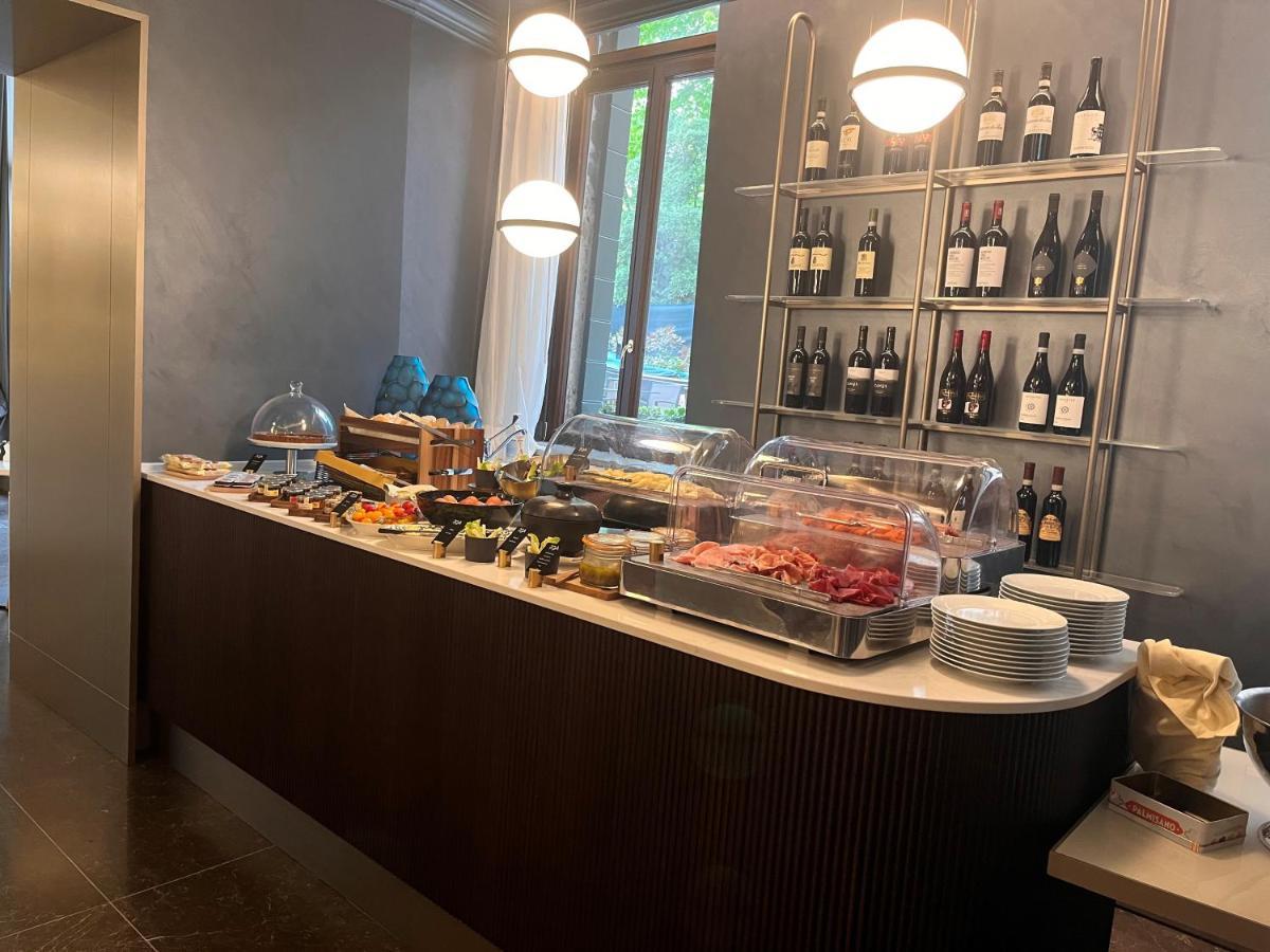 Radisson Collection Hotel, Palazzo Nani Venetië Buitenkant foto The buffet at the lounge