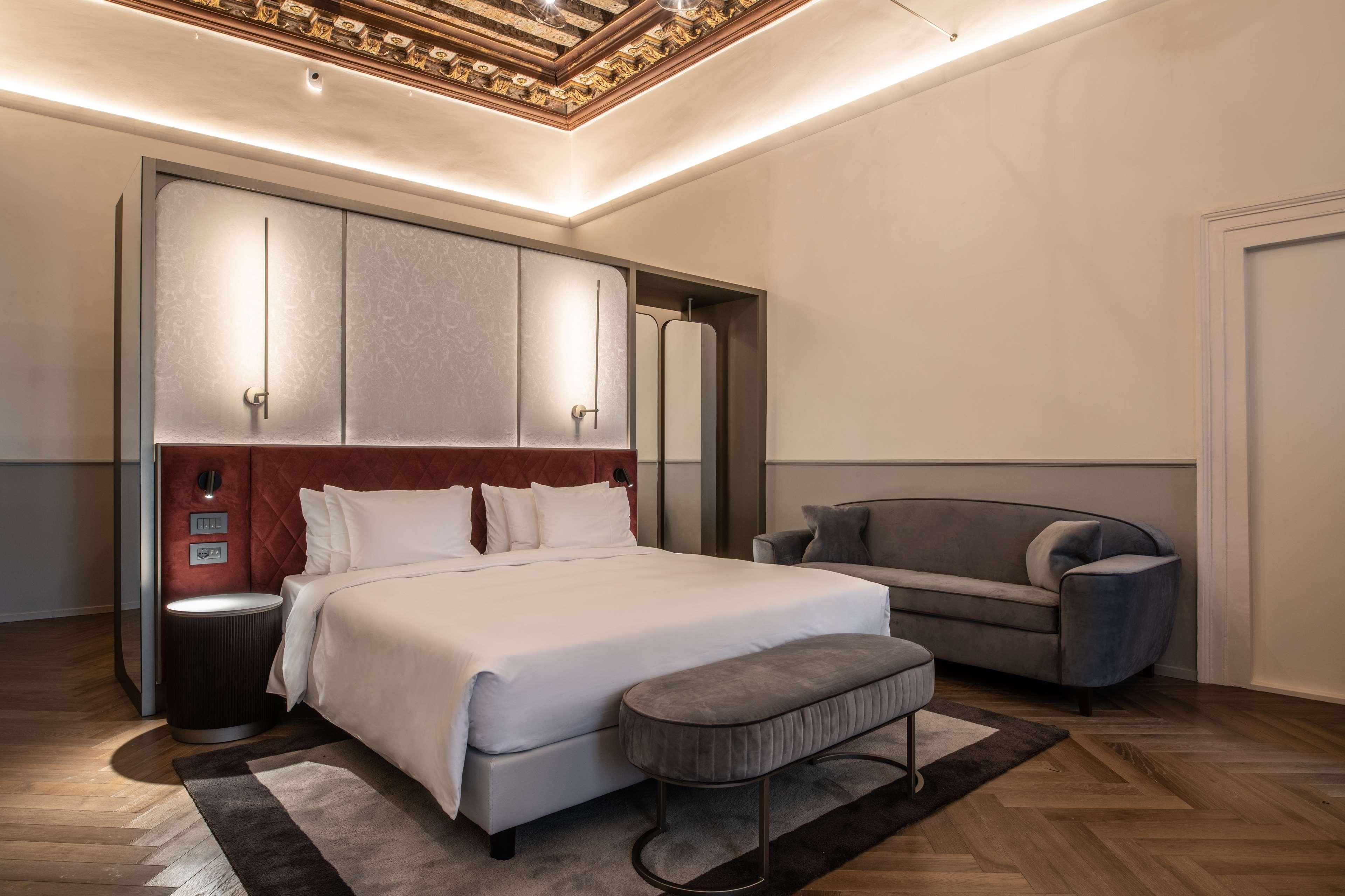Radisson Collection Hotel, Palazzo Nani Venetië Buitenkant foto A bedroom at the hotel
