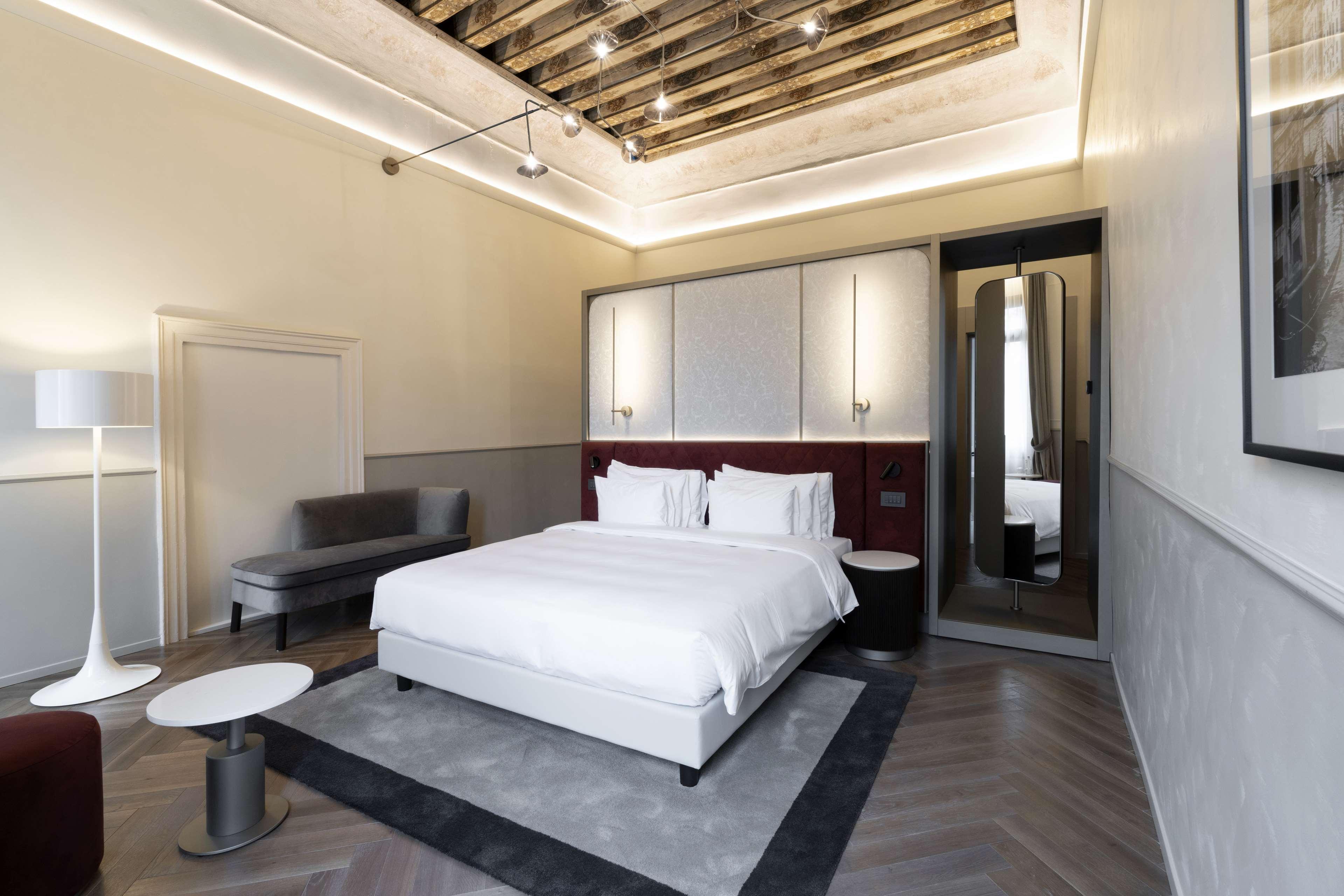 Radisson Collection Hotel, Palazzo Nani Venetië Buitenkant foto A bedroom at the hotel