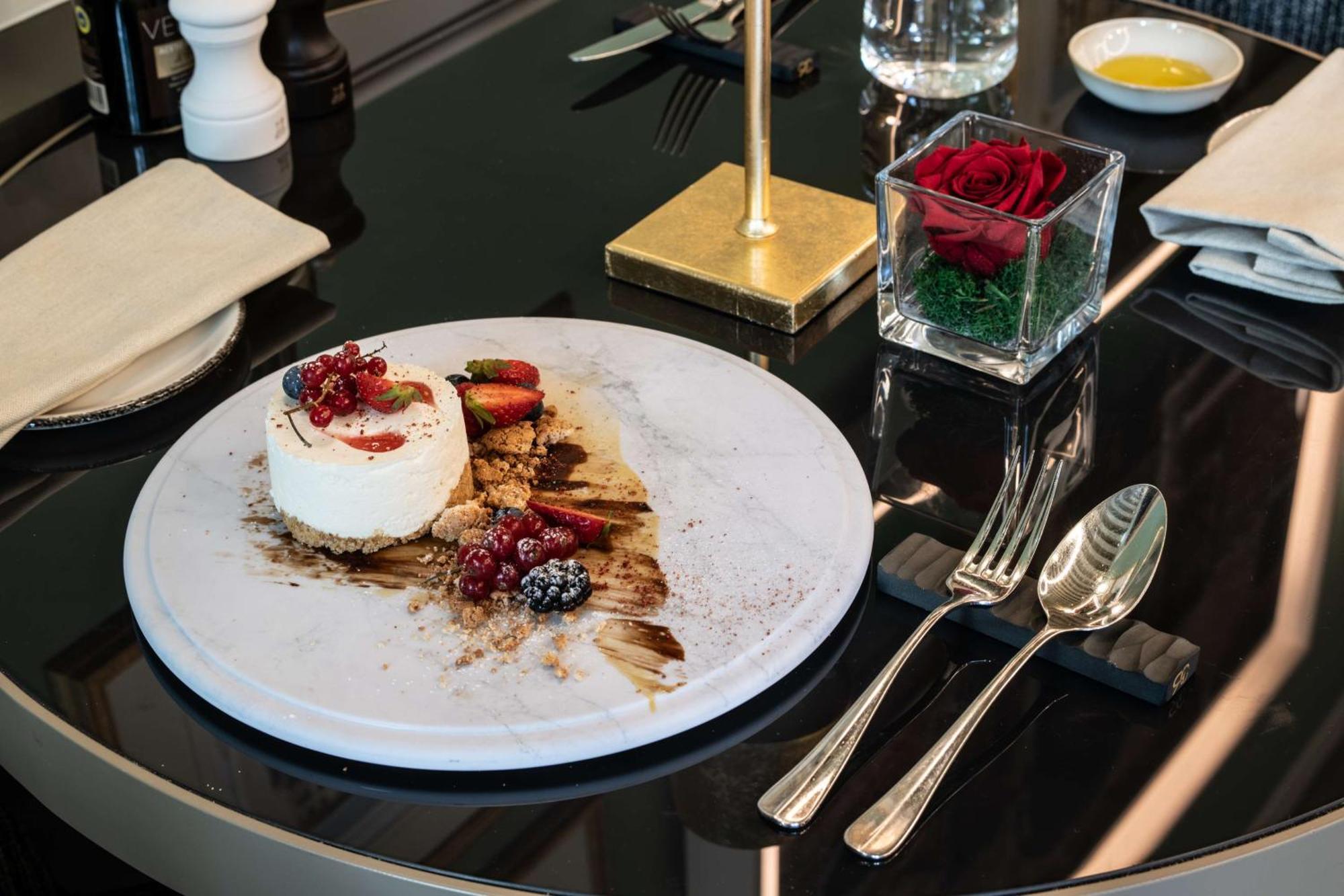 Radisson Collection Hotel, Palazzo Nani Venetië Buitenkant foto A dessert at the restaurant