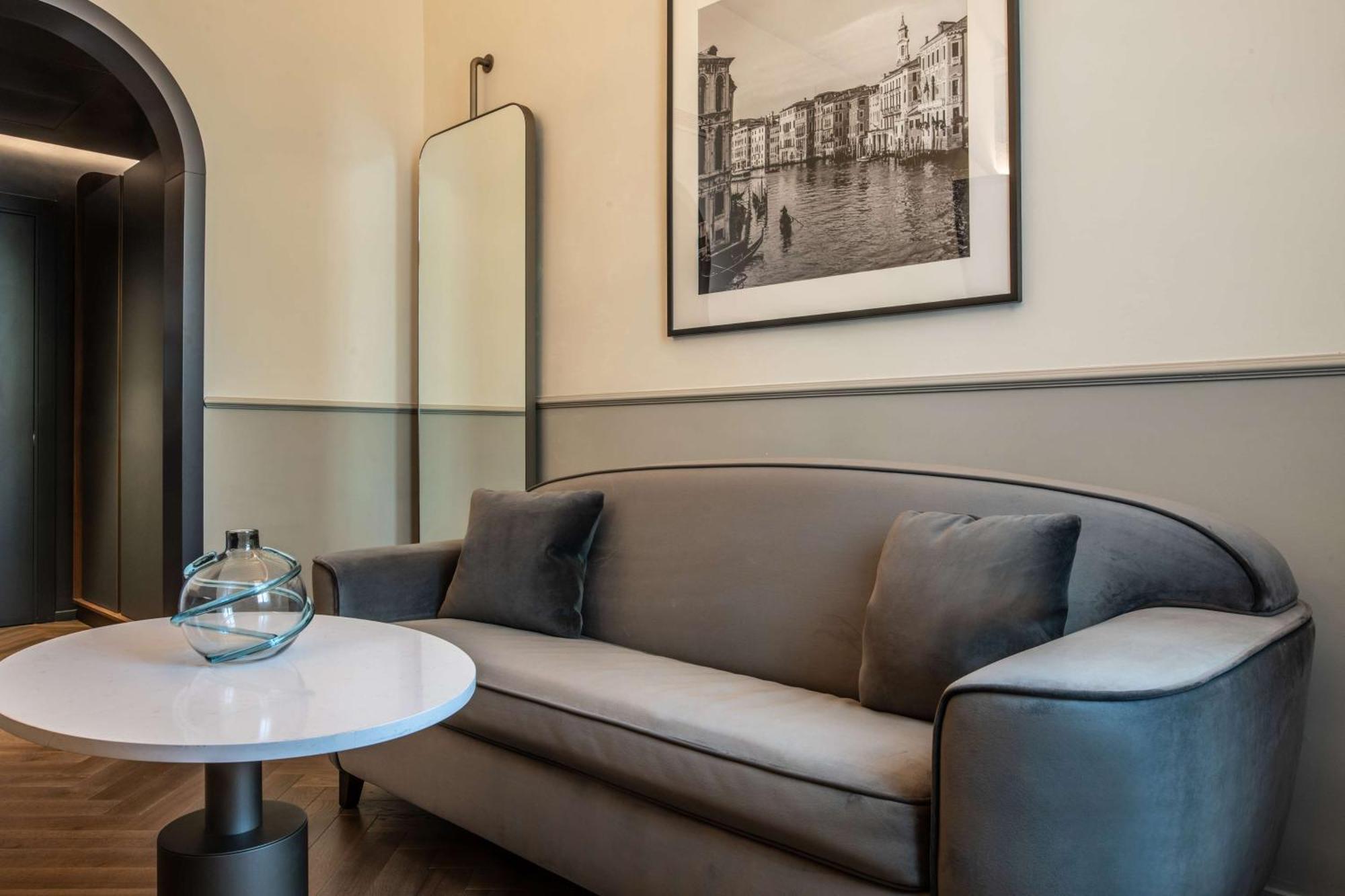 Radisson Collection Hotel, Palazzo Nani Venetië Buitenkant foto A sofa