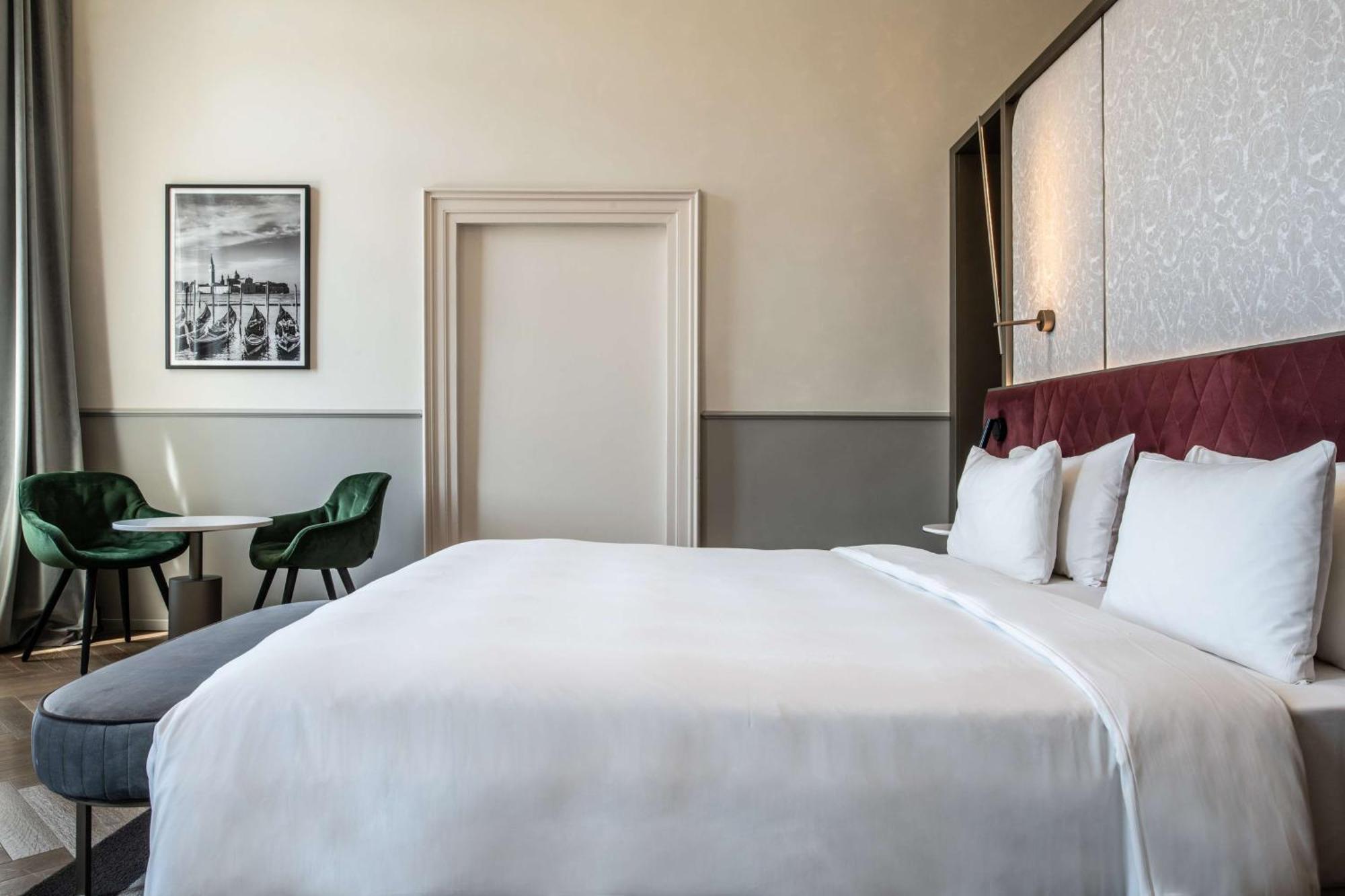Radisson Collection Hotel, Palazzo Nani Venetië Buitenkant foto A bedroom at the hotel