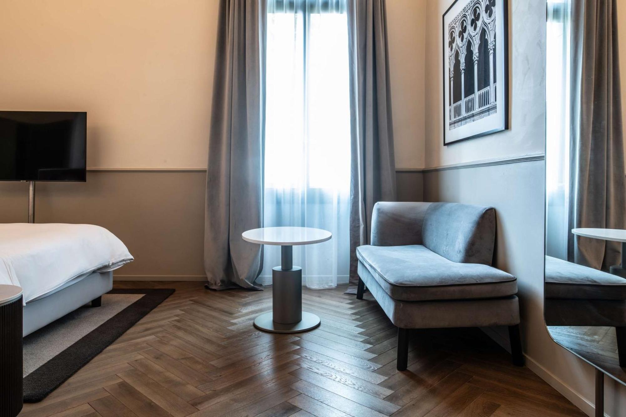 Radisson Collection Hotel, Palazzo Nani Venetië Buitenkant foto A room at the hotel