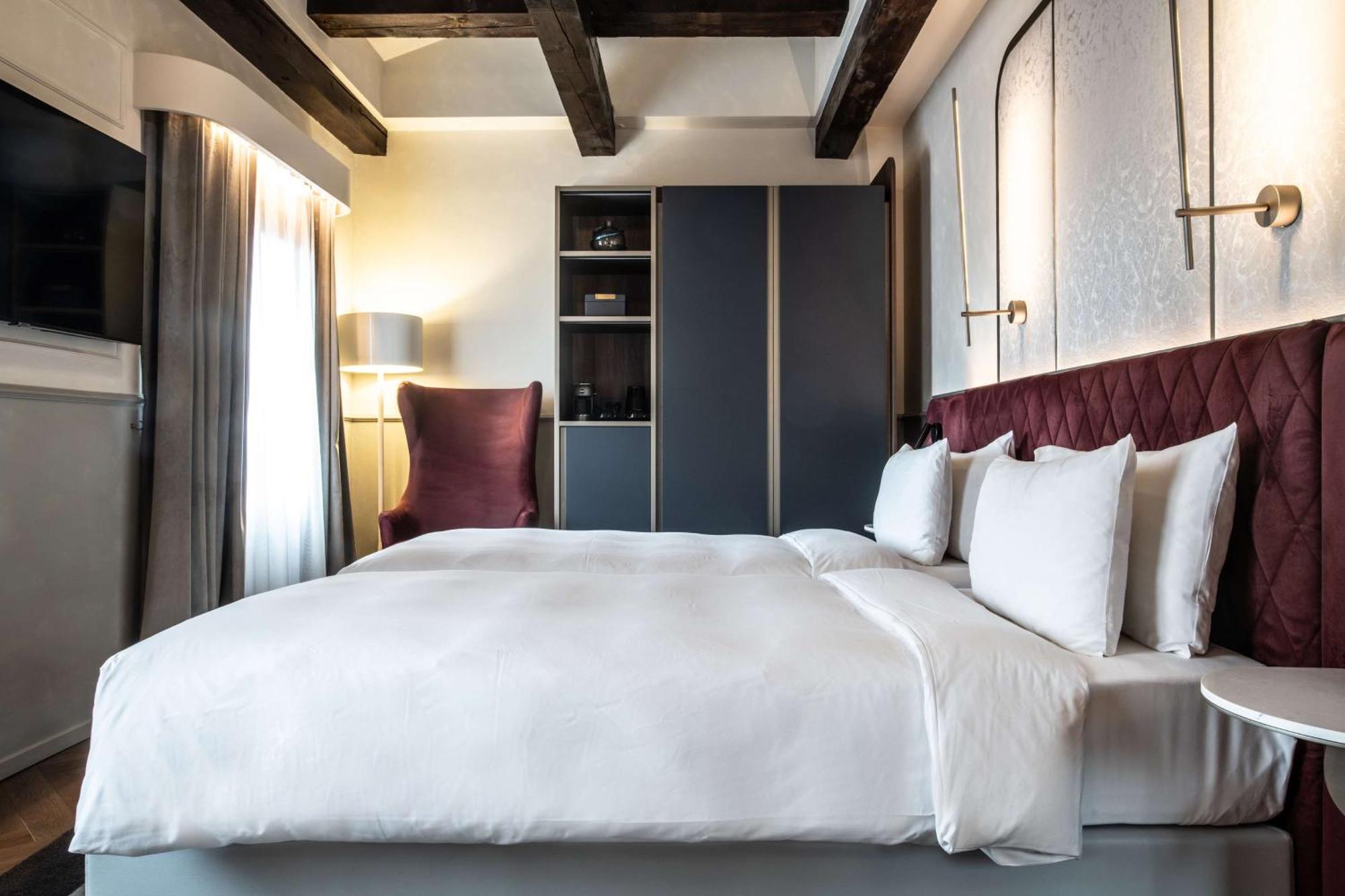 Radisson Collection Hotel, Palazzo Nani Venetië Buitenkant foto A bedroom at the hotel