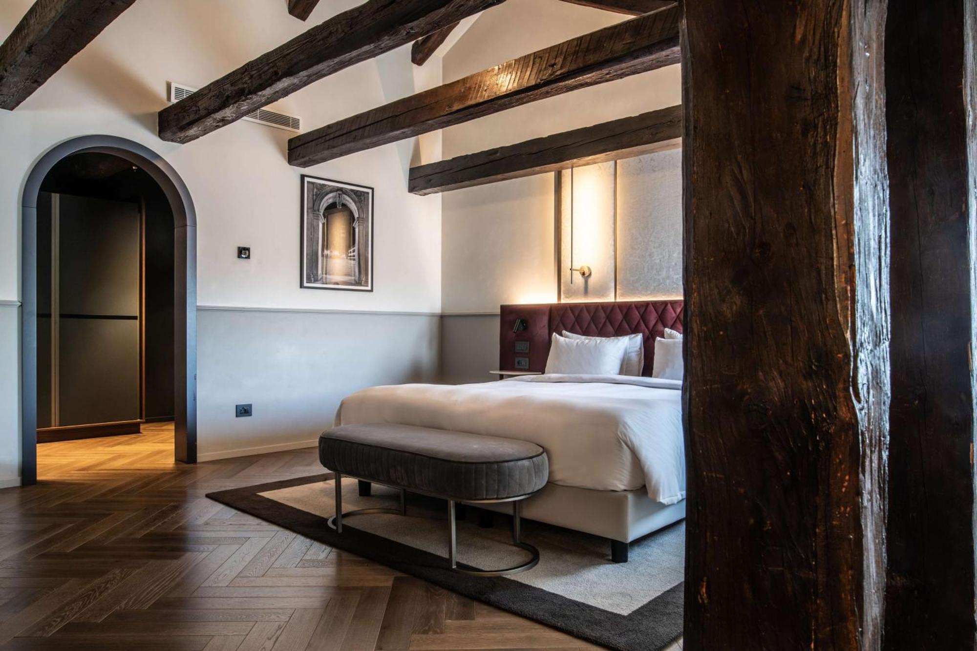 Radisson Collection Hotel, Palazzo Nani Venetië Buitenkant foto A bedroom at the hotel