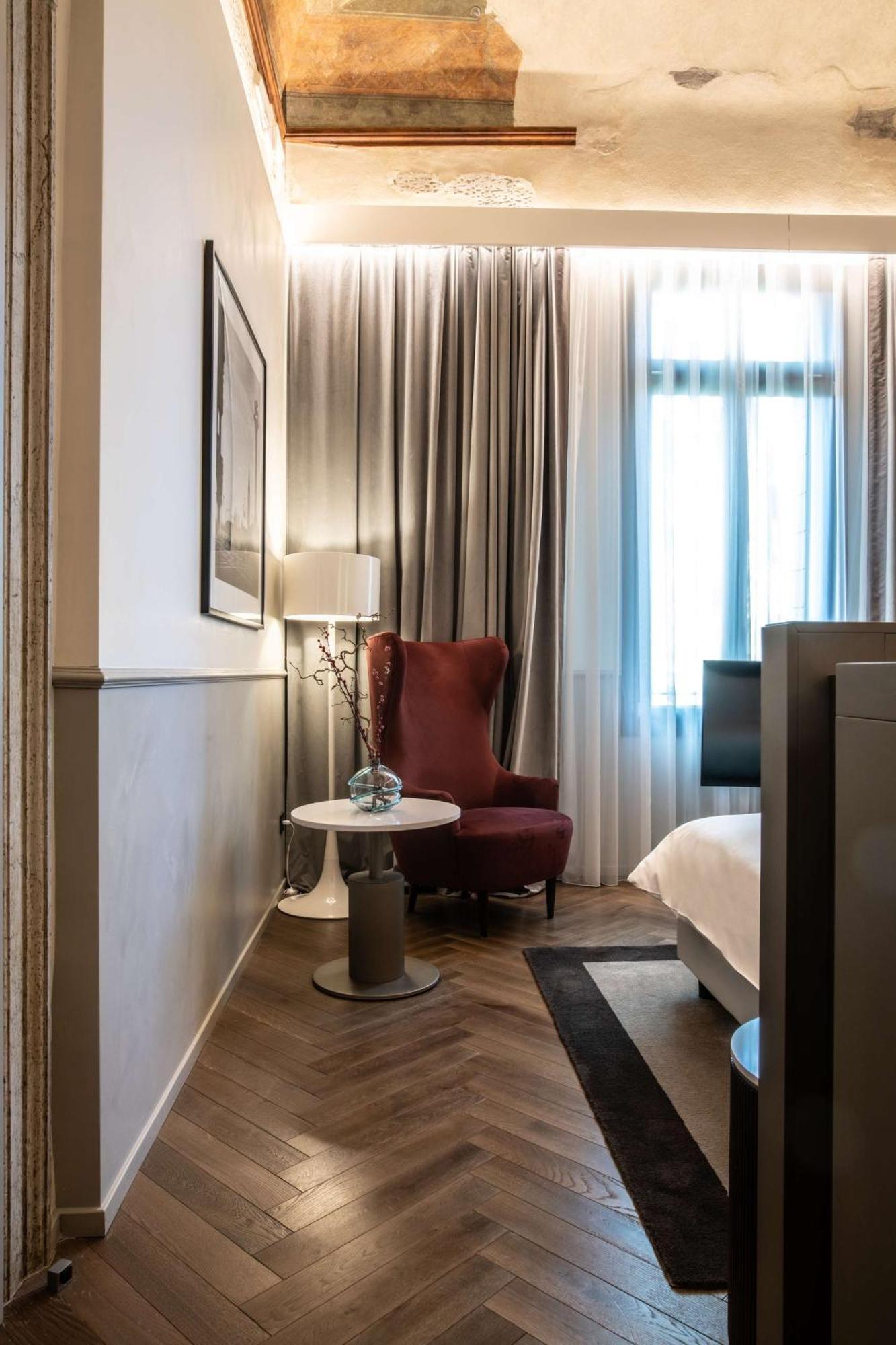 Radisson Collection Hotel, Palazzo Nani Venetië Buitenkant foto A room at the hotel